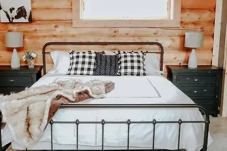 Studio Apartment At Sugarloaf Log House