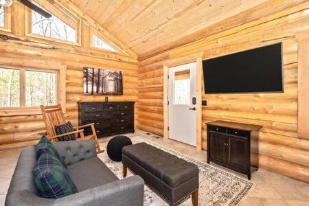 Apartment At Sugarloaf Log House *