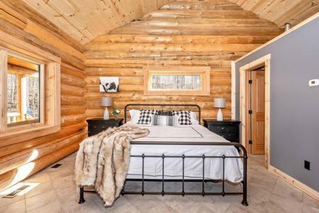 At Sugarloaf Log House Apartment